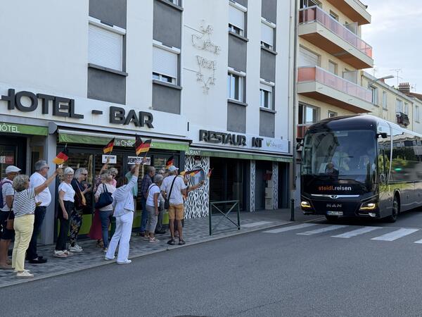 Arrivée du bus et accueil chaleureux des bénévoles Sablais