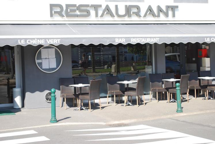 Face à la gare des Sables d'Olonne, l'hôtel bar restaurant Le Chêne Vert 3 étoiles vous accueille pour un café, un déjeuner ou une nuit douillette.