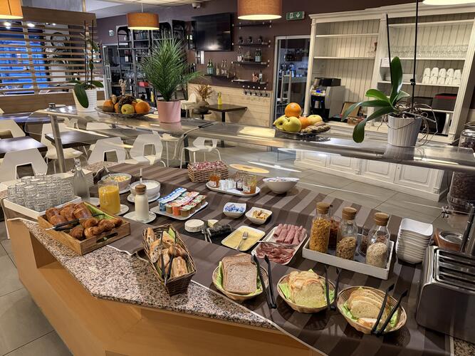 Petit déjeuner sous forme de buffet à volonté à partir de 7h en semaine et 8h le week end.