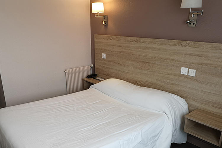 L'hôtel 3 étoiles Le Chêne Vert aux Sables d'Olonne propose des chambres confortables à partir de seulement 50 €