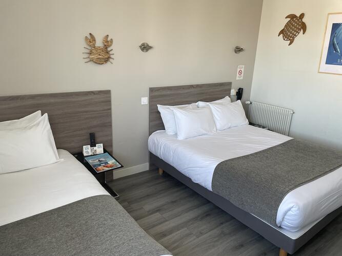 Equipée d'un lit en 140 et d'un lit en 90, d'un écran plat, d'un bureau, d'un plateau de courtoise (bouilloire), d'une salle d'eau ou baignoire avec produits d'hygiéne et séche cheveux. Chambre idéal pour TWIN également