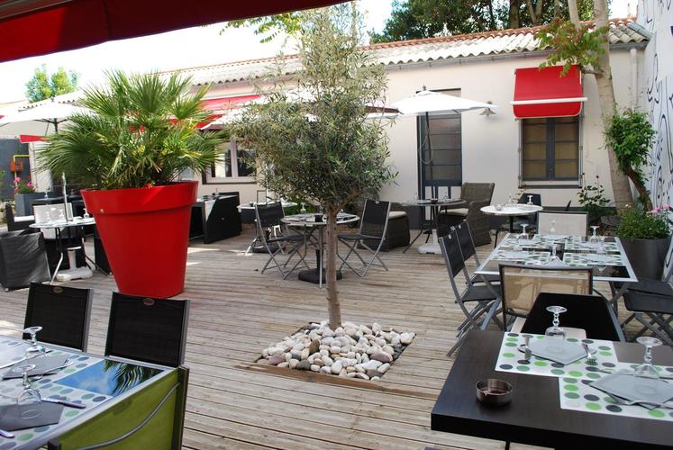 La terrasse du restaurant Le Chêne Vert dans le centre-ville des Sables d'Olonne